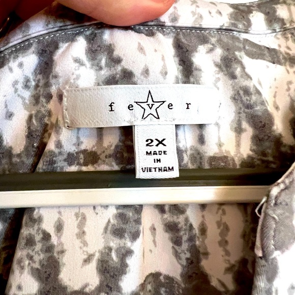 Woman’s dressing tank top - Picture 2 of 3